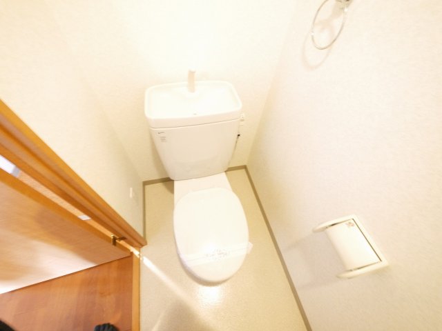 トイレ　落ち着いた色調のトイレです