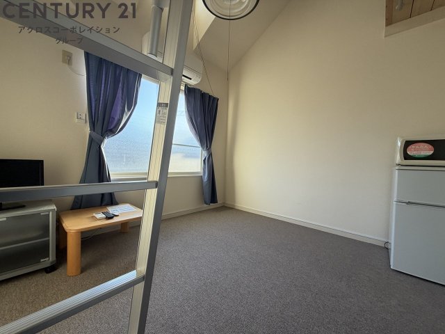 居室・リビング　ロフト付きの洋室です♪