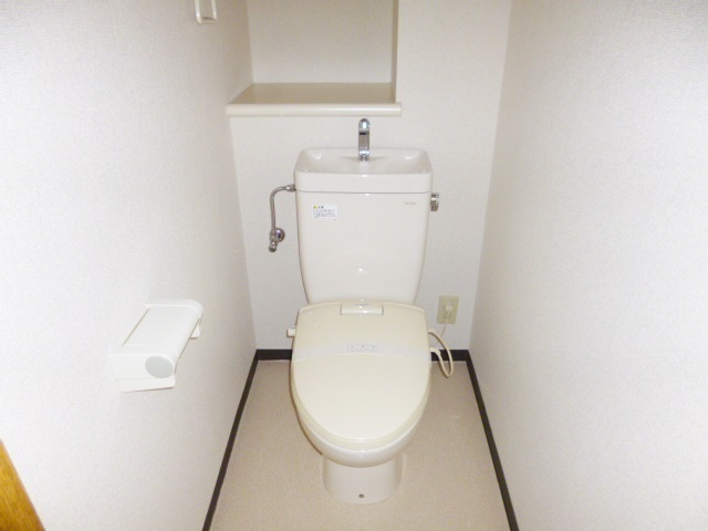 トイレ　トイレも充実設備で、棚もあります