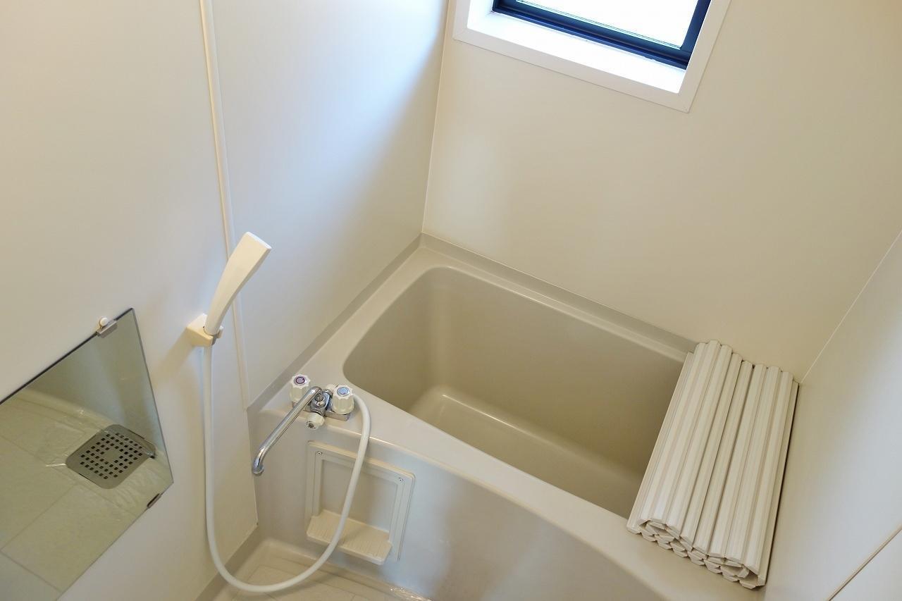 バス・シャワールーム　小窓付きでしっかり換気のできるバスルーム♪