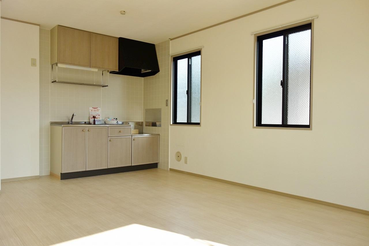 居室・リビング　壁付けタイプのキッチンでリビング広々しています♪