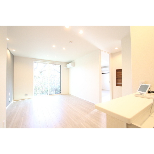 居室・リビング　アクセントクロスが映えるリビングです♪