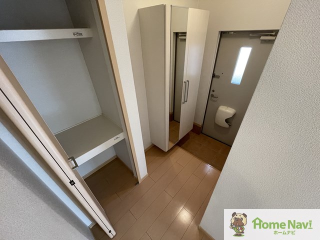 玄関　玄関に収納があるととっても便利です。