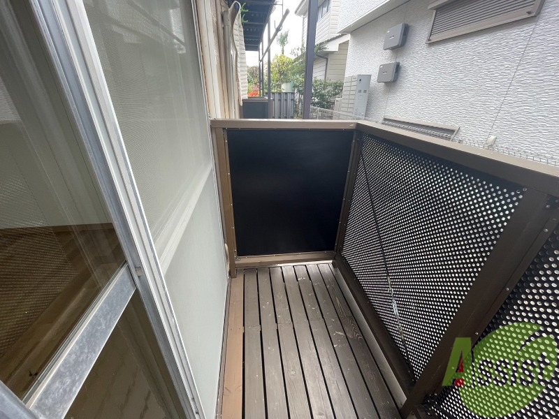 バルコニー　広めのバルコニースペースで洗濯物も問題なく干せそうですね。