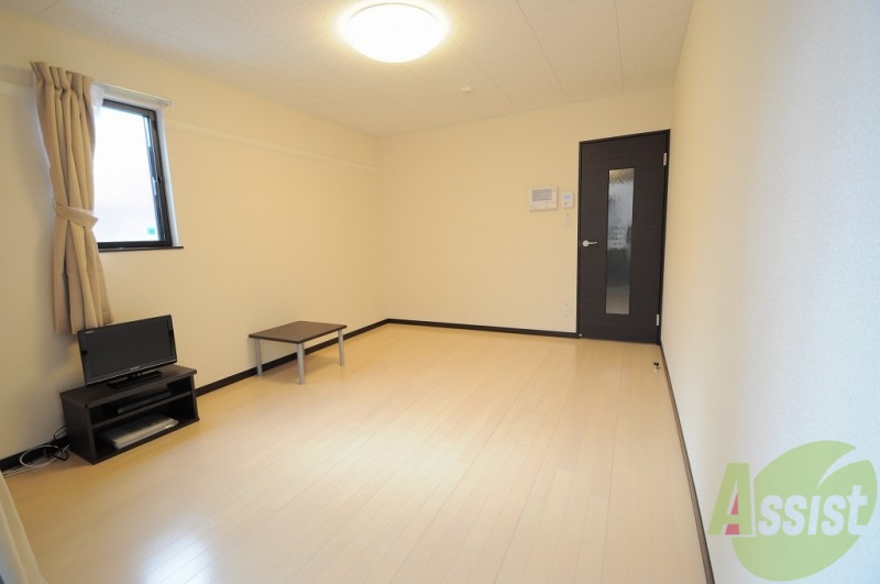 居室・リビング　角部屋には小窓が１つ付きます。