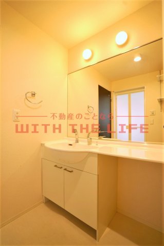洗面設備　独立洗面台あり、毎朝おしゃれに忙しい女性の方におすすめです