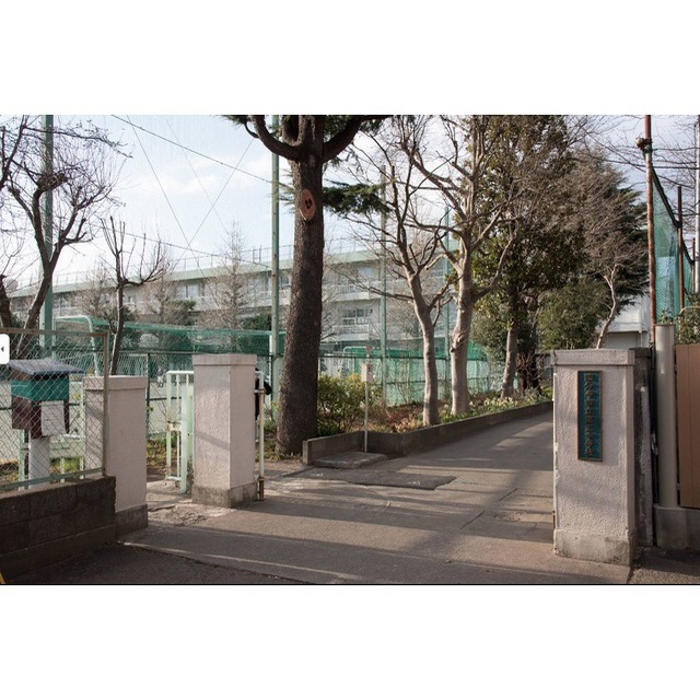 中学校　第三中学校（中学校）まで880m