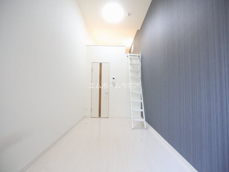 その他　洋室6.0帖　エアコン付　収納充実　バルコニーに面しています