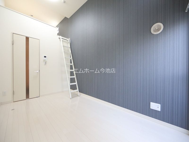 居室・リビング　洋室6.0帖　エアコン付　収納充実　バルコニーに面しています