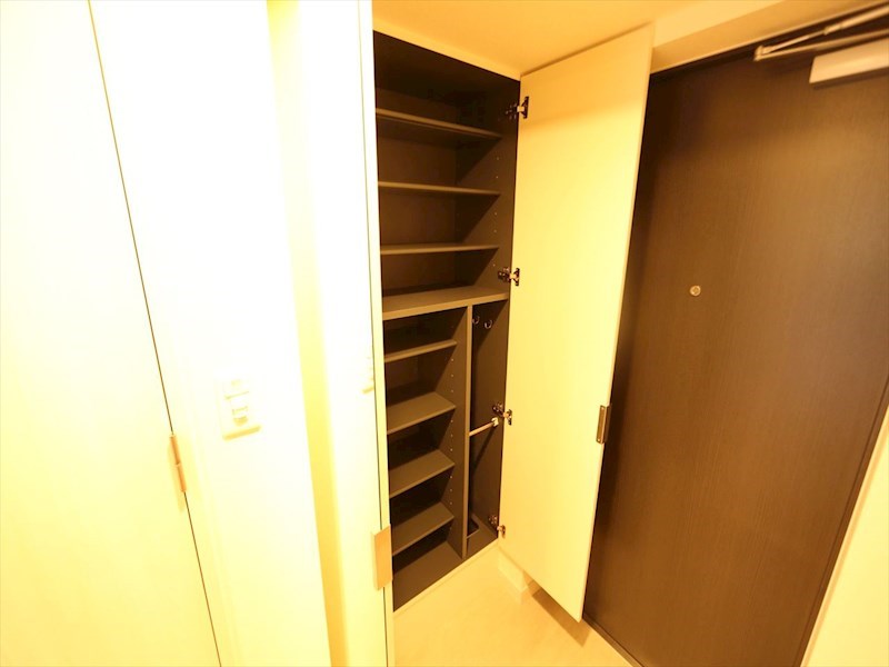 玄関　玄関　シューズボックス付（収納充実してます）