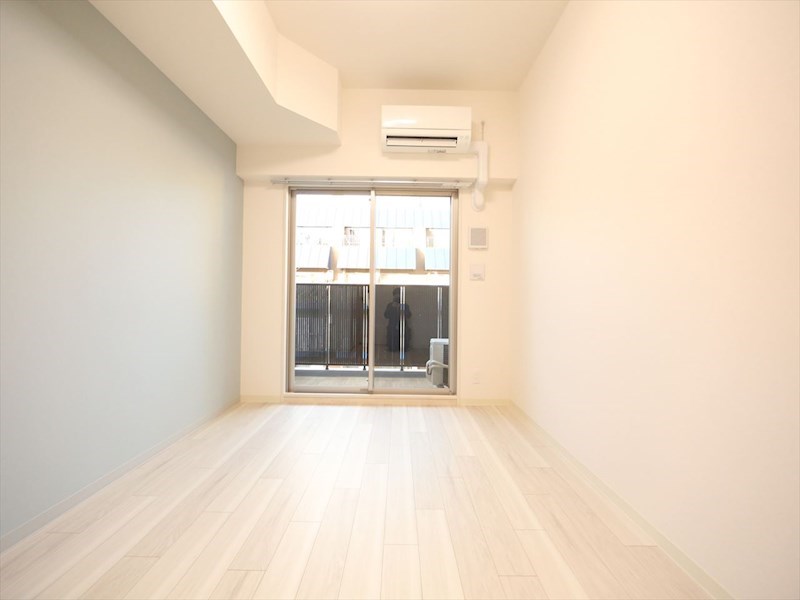 バルコニー　洋室6.4帖　エアコン完備　バルコニー