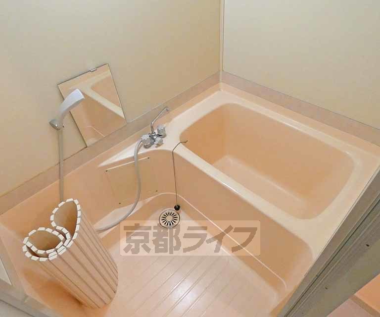 バス・シャワールーム　ゆったりとした浴室です。