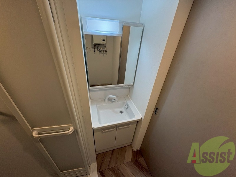 洗面設備　大きくて使いやすそうな独立洗面台になっています。