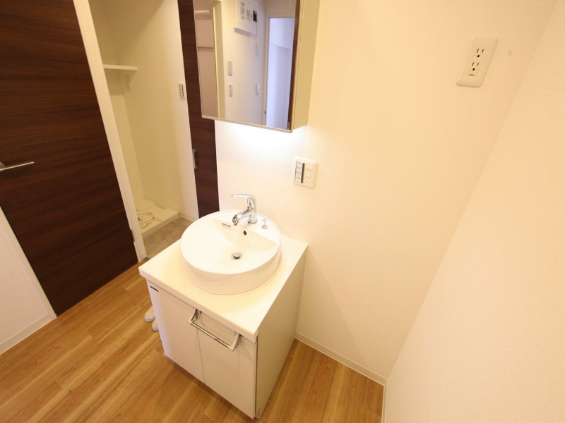 洗面設備　デザイン独立洗面台　収納スペース有