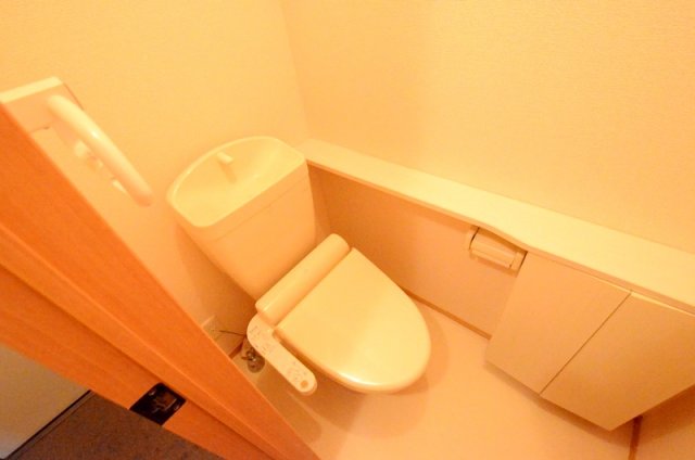 トイレ　温水洗浄暖房便座ついてます☆