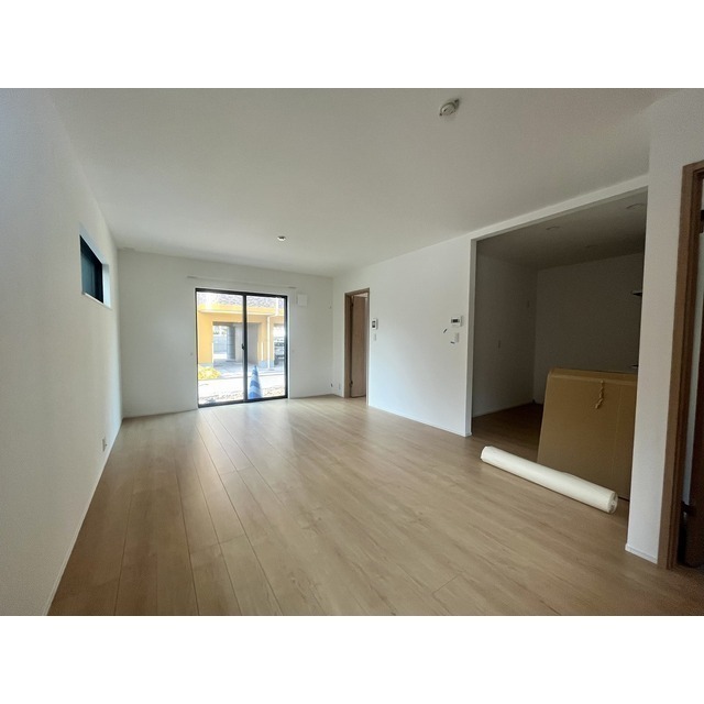 居室・リビング　反転タイプII号室の写真となります。