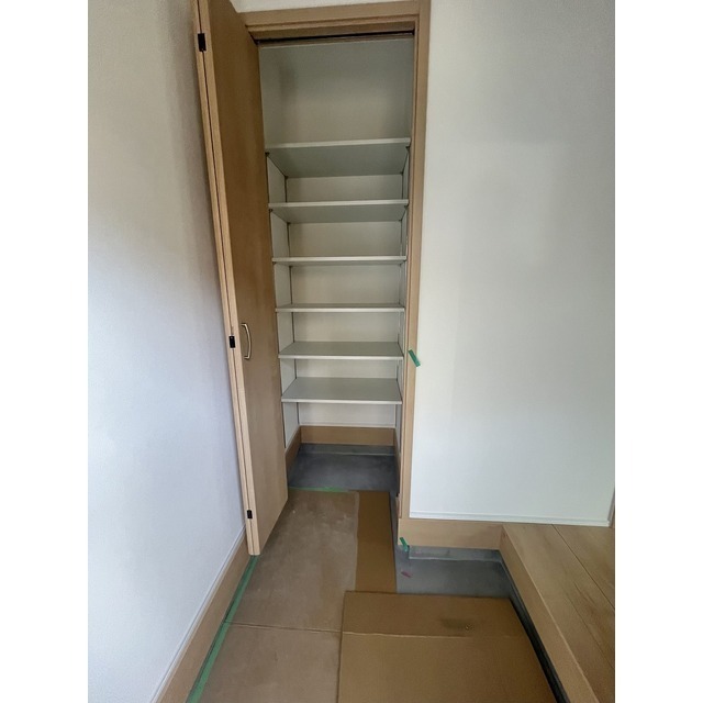 玄関　反転タイプII号室の写真となります。