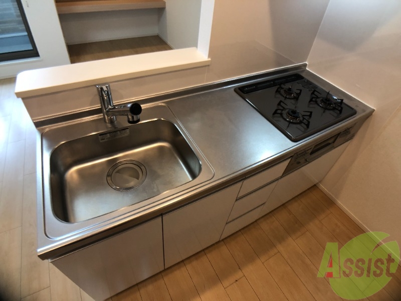 キッチン　調理スペースが確保されていて使いやすそうな印象でした。