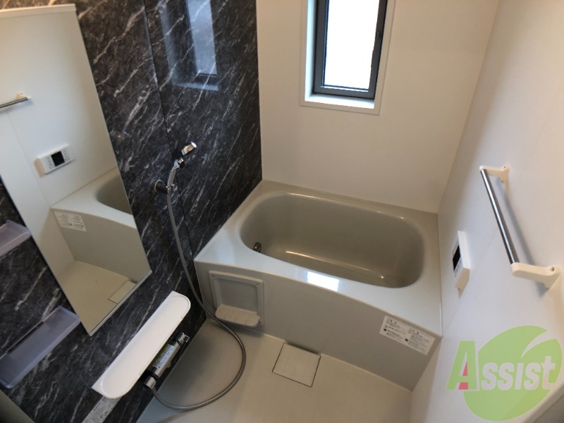 バス・シャワールーム　バスルームは狭すぎず、シャワーも浴びやすそうです。