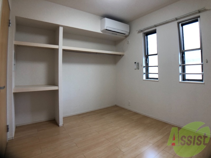 その他部屋・スペース　こちらは５．２帖の寝室です。落ち着きのあるお部屋です。