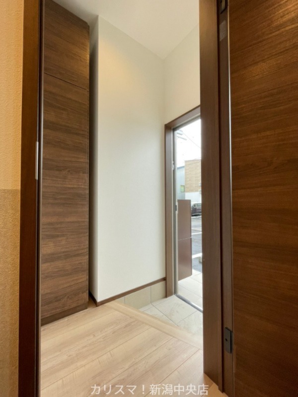 玄関　※別部屋参考写真