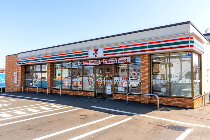 コンビニ　セブンイレブン札幌月寒中央通4丁目店（コンビニ）まで166m