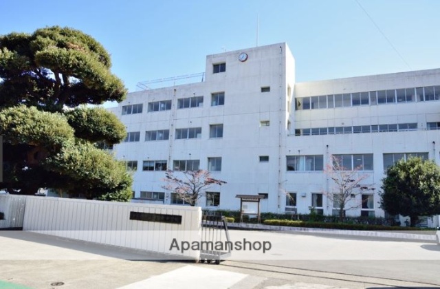 中学校　伊勢原市立伊勢原中学校（中学校）まで582m