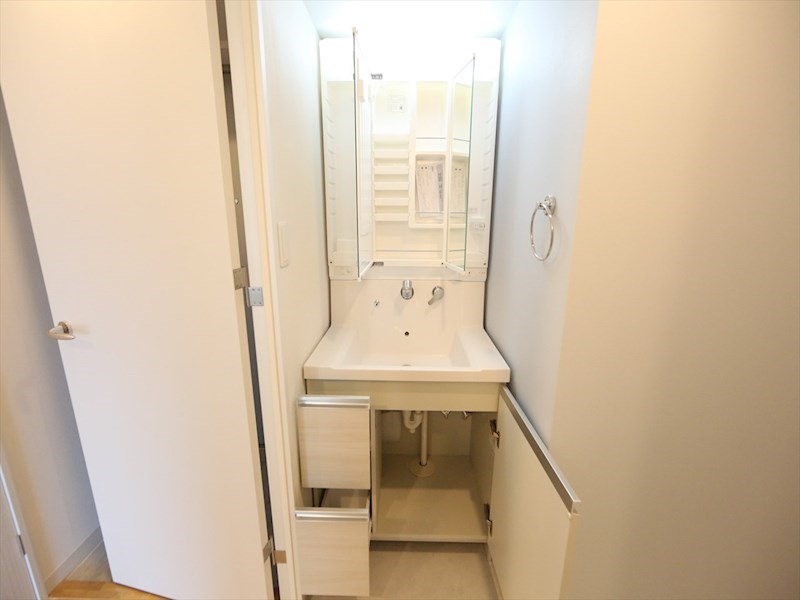 洗面設備　脱衣所　独立洗面台（シャンプードレッサー付）収納スペース有