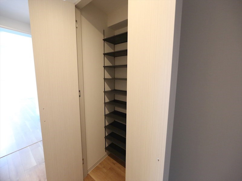 玄関　玄関　シューズボックス付（収納充実してます）