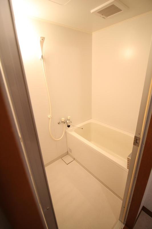 バス・シャワールーム　1　　　ゆったり入れるバスルームです。
