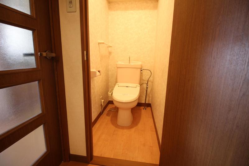 トイレ　温水洗浄便座付きのトイレです。