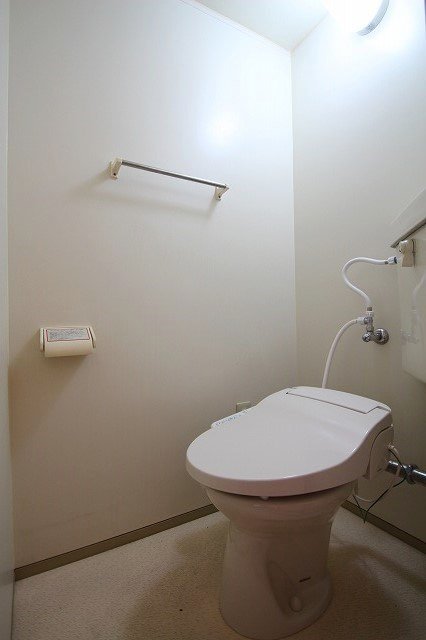 トイレ　同物件別号室の写真です。