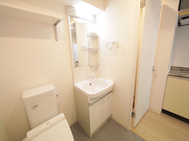 洗面設備　脱衣所　独立洗面台（シャンプードレッサー付）収納スペース有