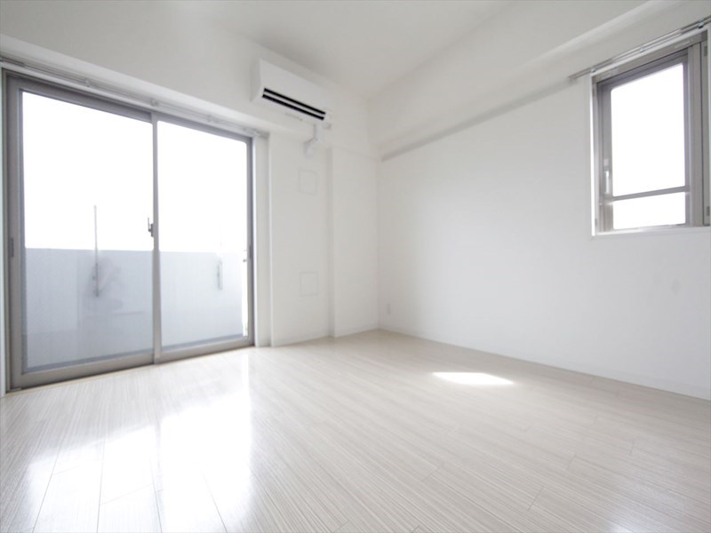 バルコニー　洋室8帖　2面採光　エアコン完備　バルコニー