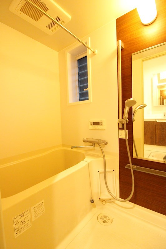 バス・シャワールーム　追い焚き機能付きお風呂