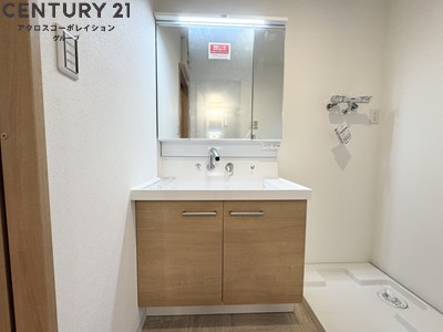 洗面設備　収納スペース豊富な洗面所です。