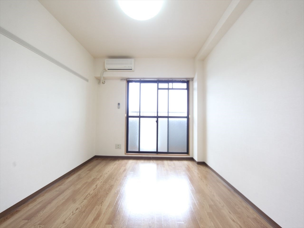 バルコニー　洋室7.6帖　エアコン完備　南面バルコニー