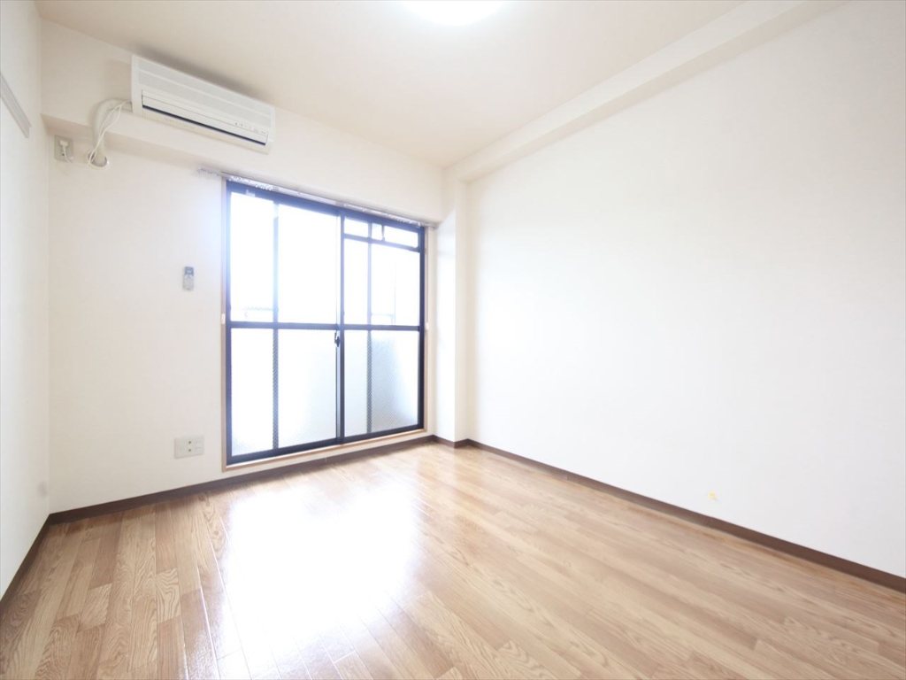 居室・リビング　洋室7.6帖　エアコン完備　南面バルコニー