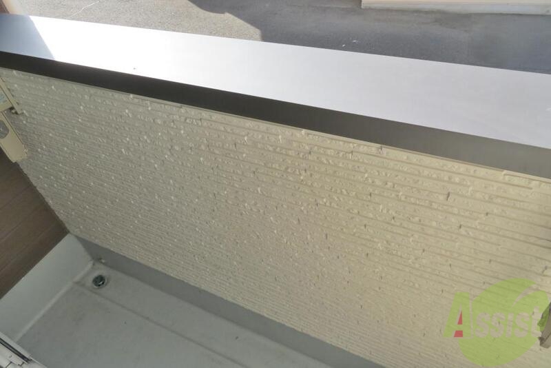 バルコニー　お天気の良い日は布団も干せてポカポカです。