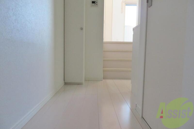 玄関　玄関からの写真になります。広々でフラットです