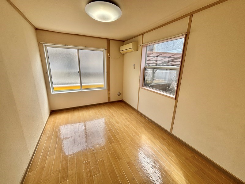 居室・リビング　２面採光の洋室６帖