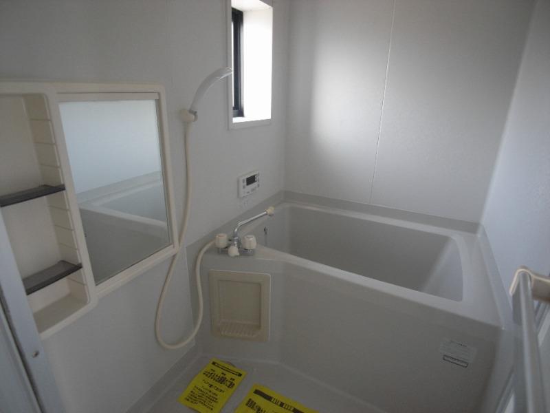 バス・シャワールーム　換気もOKな窓付きのお風呂です。
