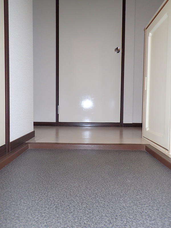 玄関　※203号室の参考写真になります。