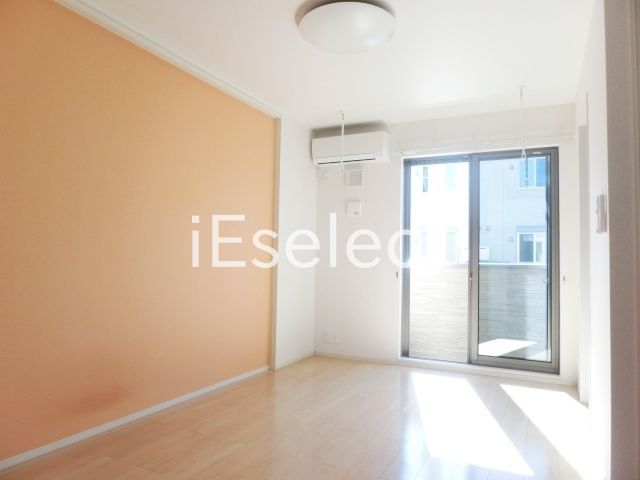 居室・リビング　アクセントクロスがお洒落なリビング