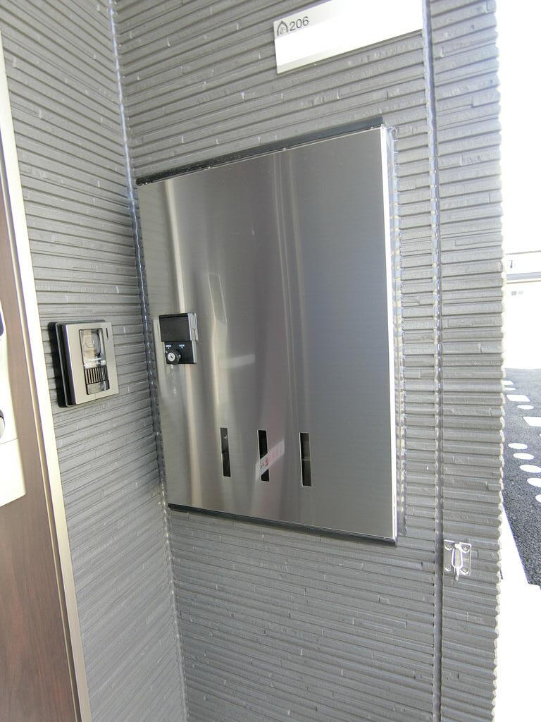 その他　同型物件の写真です。宅配ボックス。