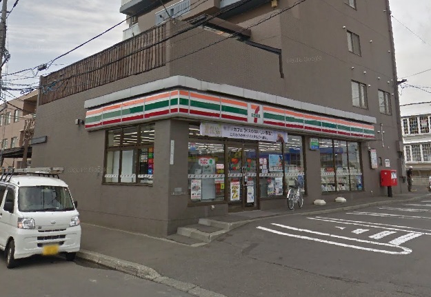 コンビニ　セブンイレブン（コンビニ）まで446m