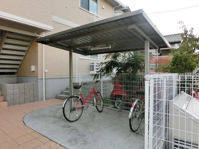 その他　屋根付の駐輪場ございます。