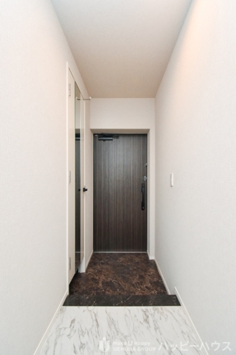 玄関　別物件参考画像。建具および床・壁の色、設備は画像と異なります