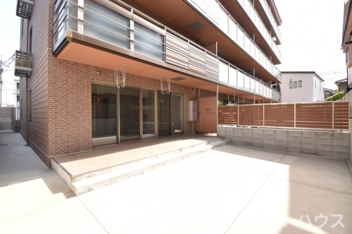 バルコニー　別物件参考画像。建具および床・壁の色、設備は画像と異なります