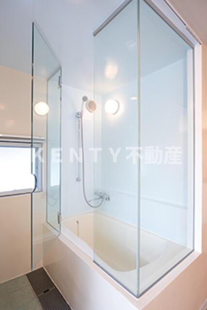 バス・シャワールーム　コンパクトで使いやすいお風呂です